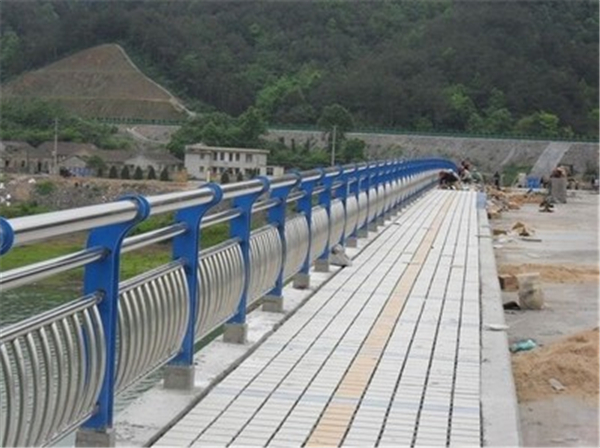 石柱不锈钢桥梁护栏是一种什么材质的护栏
